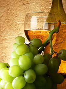 ブドウと白ワインの画像(プリ画像)