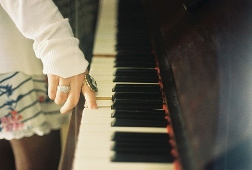 女の子とピアノ。