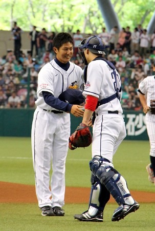 始球式後キャッチャーと握手をする工藤阿須加