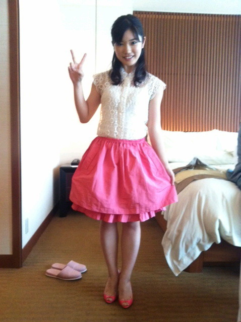 ピンクのスカートが女の子っぽくて可愛らしい、美山加恋。