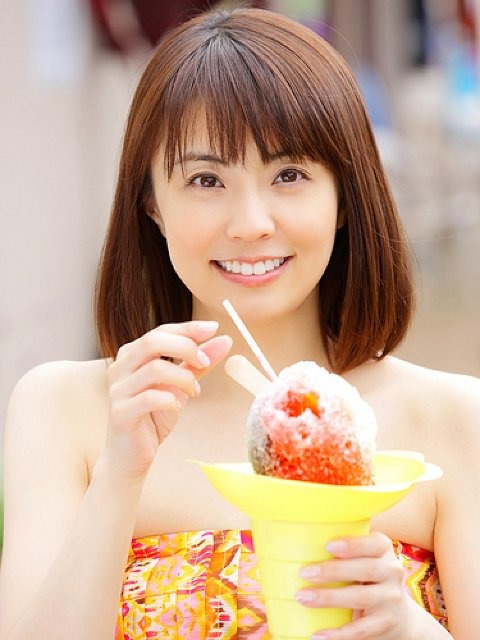 アイスを食べる小林麻耶。